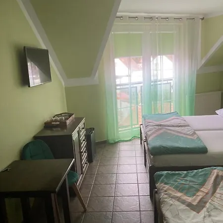 ホームステイ Pod Delfinem レバル